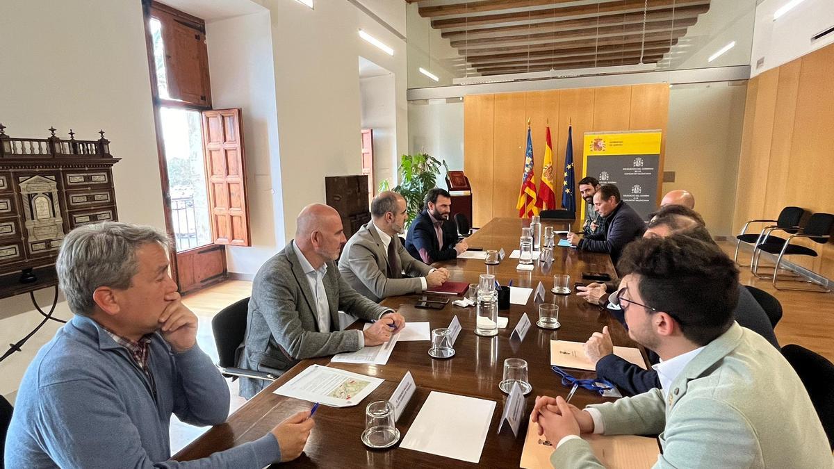Los alcaldes de Vallada, Montesa, Moixent y La Font de la Figuera en una reunión con José Rodríguez Jurado, subdelegado del Gobierno
