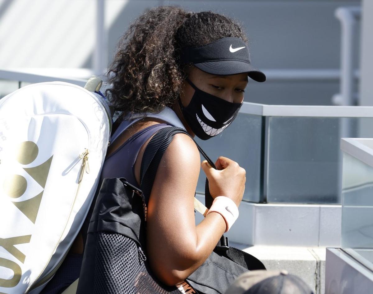 Flushing Meadows (United States), 26/08/2020.- Naomi Osaka of Japan walks off the court after defeating Anett Kontaveit of Estonia in a Western and Southern Open quarter-finals match at the USTA National Tennis Center in Flushing Meadows, New York, USA, 26 August 2020. Osaka announced on 26 August that she would not compete in the Western and Southern Open semifinal match on 27 August, in protest of the police shooting of Jacob Blake in Wisconsin. (Tenis, Protestas, Abierto, Japón, Estados Unidos, Nueva York) EFE/EPA/JASON SZENES