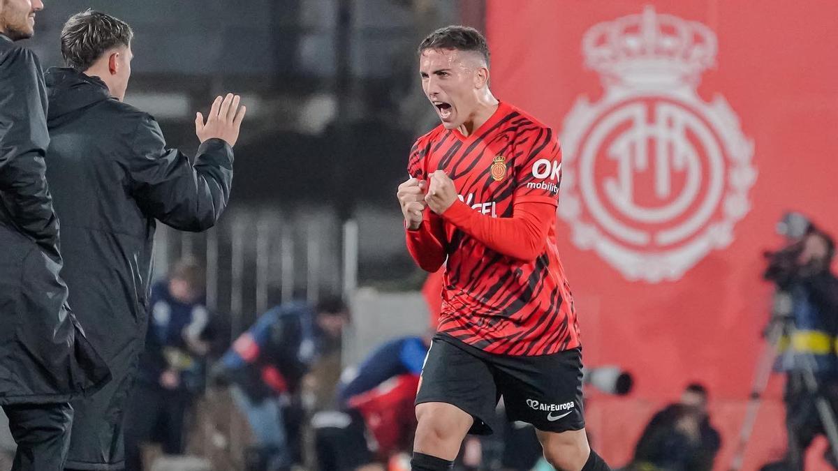 Cufré celebra el gol de la victoria ante el Valladolid junto a Gio González.