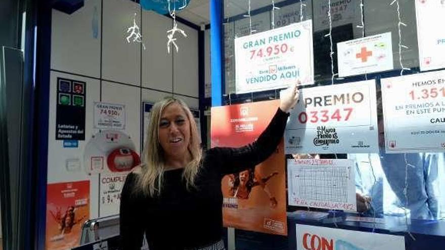 Patricia Sánchez, con el cartel del premio, en la administración.