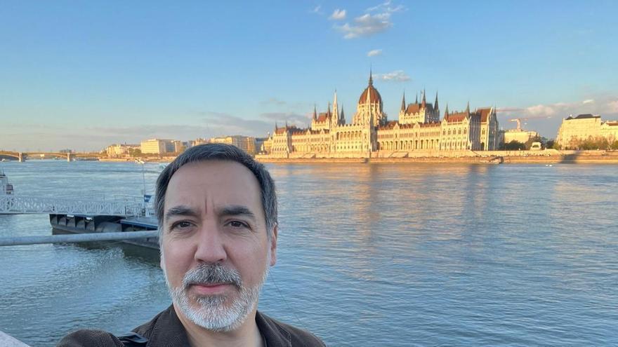 El vecino de Meis que vigila los procesos electorales por el mundo