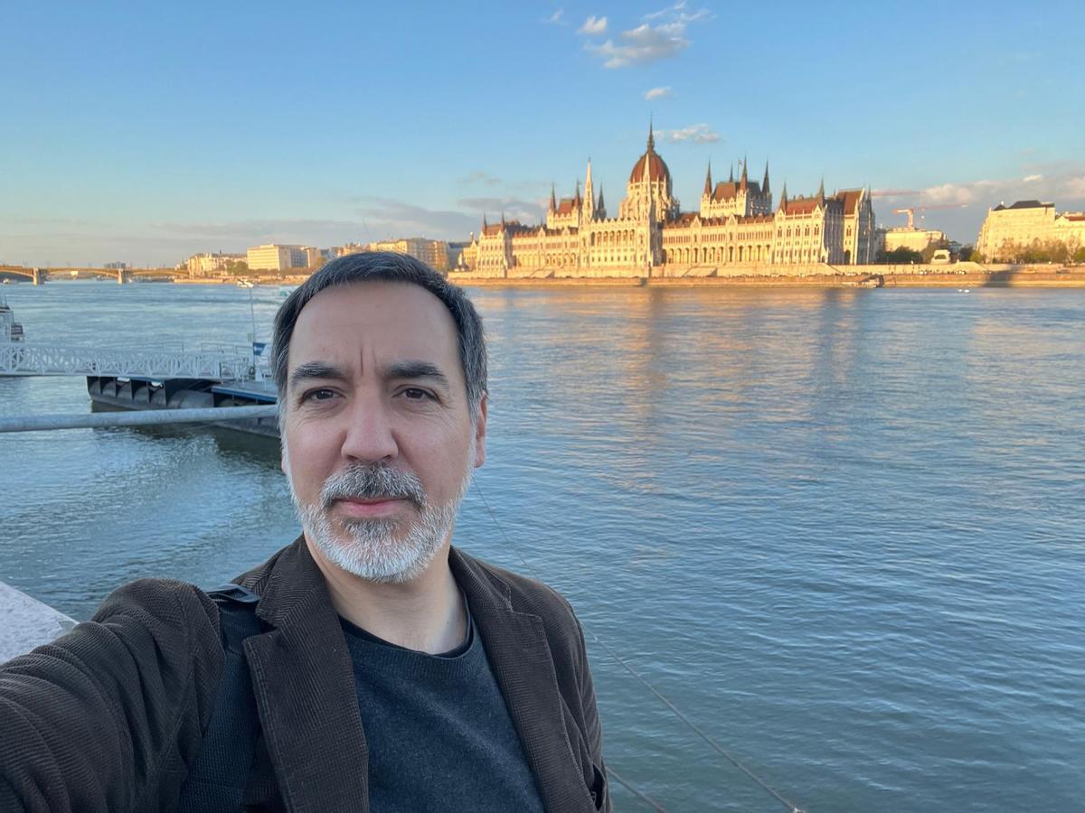 Sergio Núñez ante el Parlamento húngaro en Budapest.