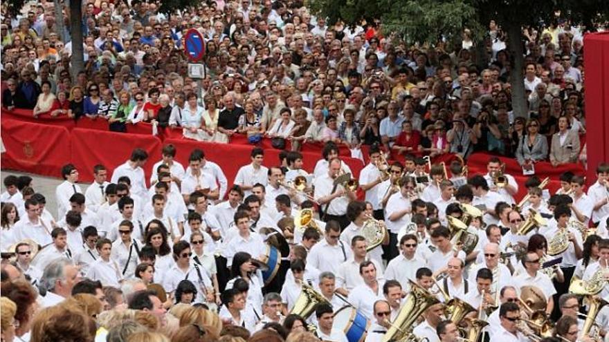 &quot;tots a una veu&quot; en el paseo de la alameda. Músicos y público asistente a la interpretación multitudinaria del himno de la Comunitat celebrada ayer.