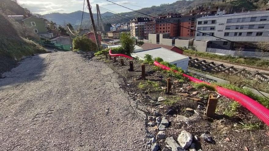 La carretera sobre la ladera que da acceso al barrio de La Florida, en Langreo. | M. Á. G.