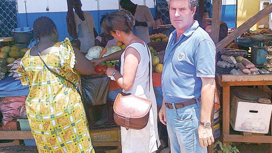 José María Mourelos Muñiz y su esposa, Rita, junto a una familia vecina en Guinea Bissau.