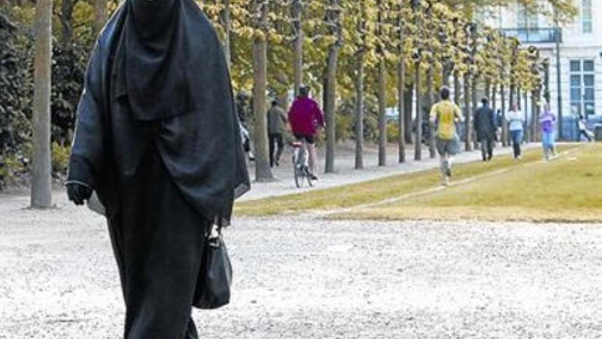 Una mujer francesa de 22 años conversa al islam y residente en Bruselas pasea con burka.