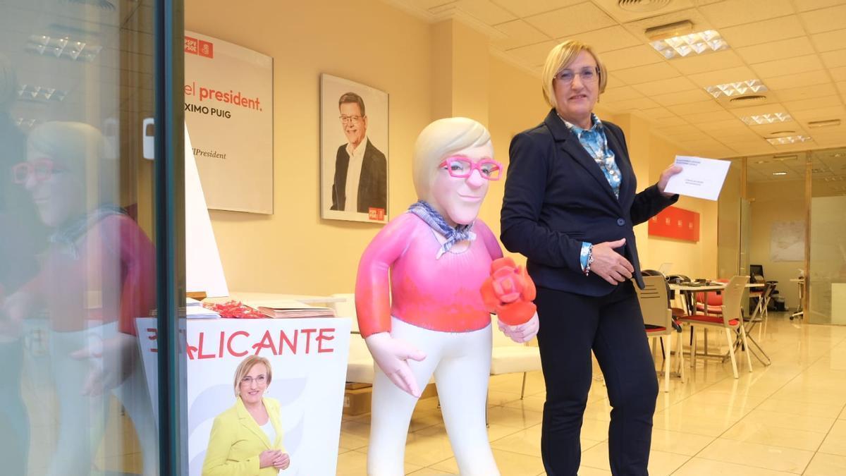 Ana Barceló, junto a su ninot, en la sede electoral del PSOE en Alicante