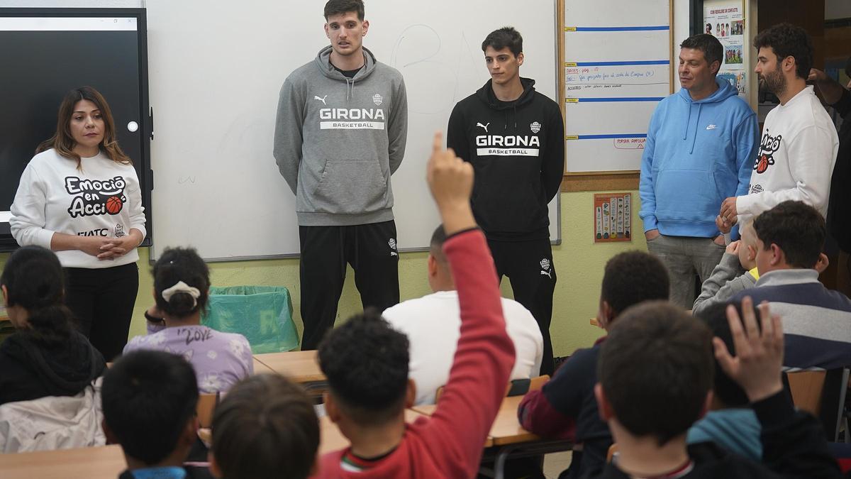 Sergi Martínez i Juani Marcos responen les preguntes dels nens i nenes de l’Escola Cassià Costal.