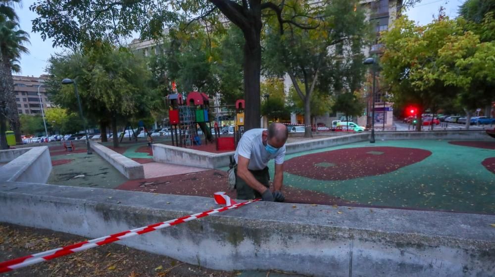 València ya precinta los juegos infantiles de sus parques