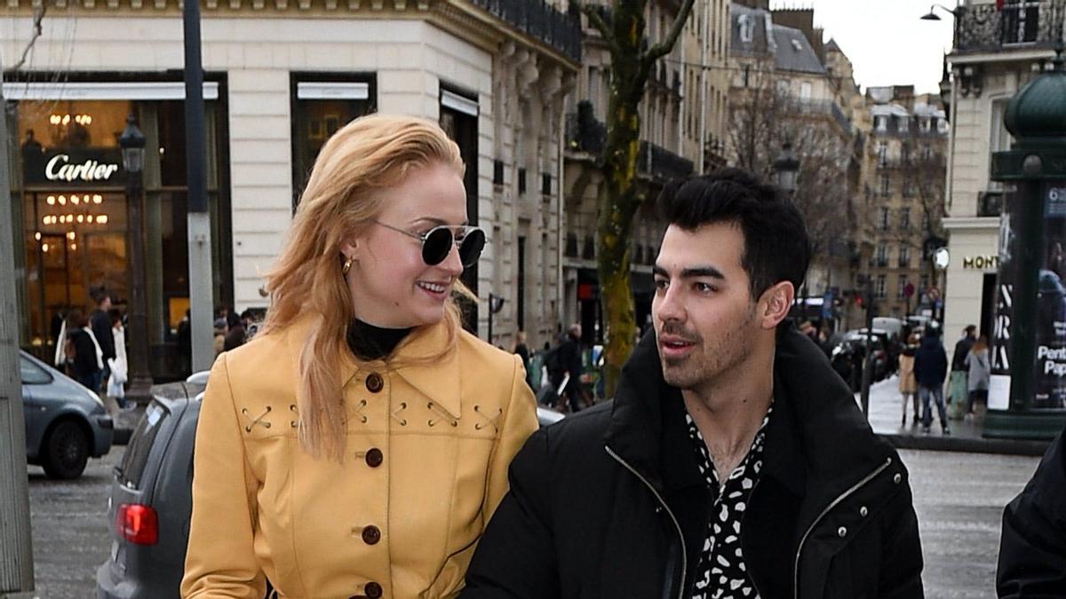 Sophie Turner y Joe Jonas pasean su perro por París