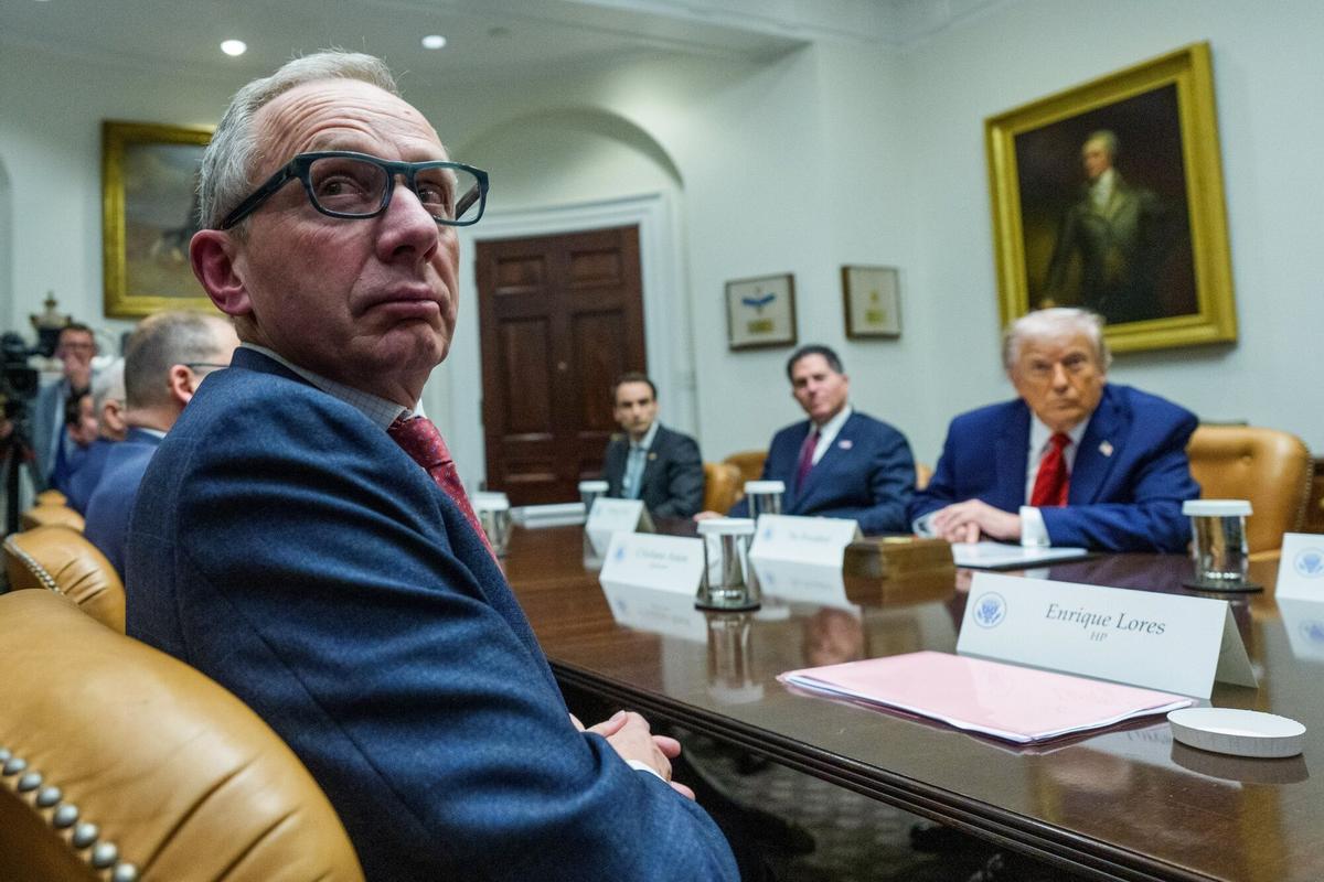 Enrique Lores, nuevo CEO de PayPal, durante una mesa redonda en la Sala Roosevelt de la Casa Blanca en Washington