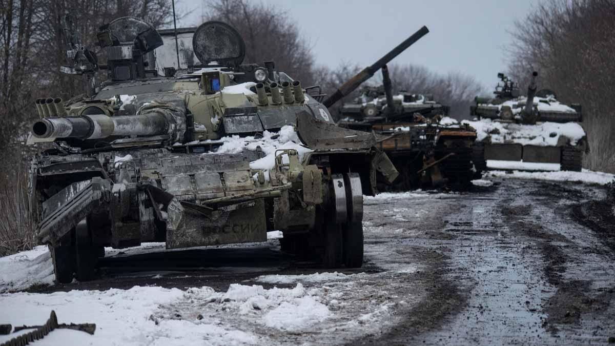 Tanques rusos destruidos tras los combates en la región de Sumy