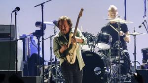 El líder de la banda de rock de Seattle Pearl Jam, Eddie Vedder, durante la actuación el pasado sábado del primero de los dos conciertos programados en Barcelona dentro de la gira de presentación de su nuevo álbum, Dark Matter.