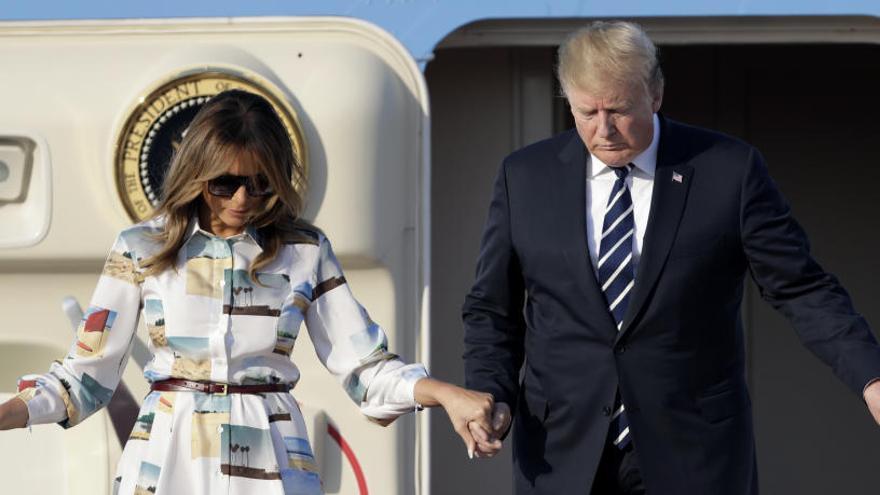 Melania y Donald Trump a su llegada a Japón.