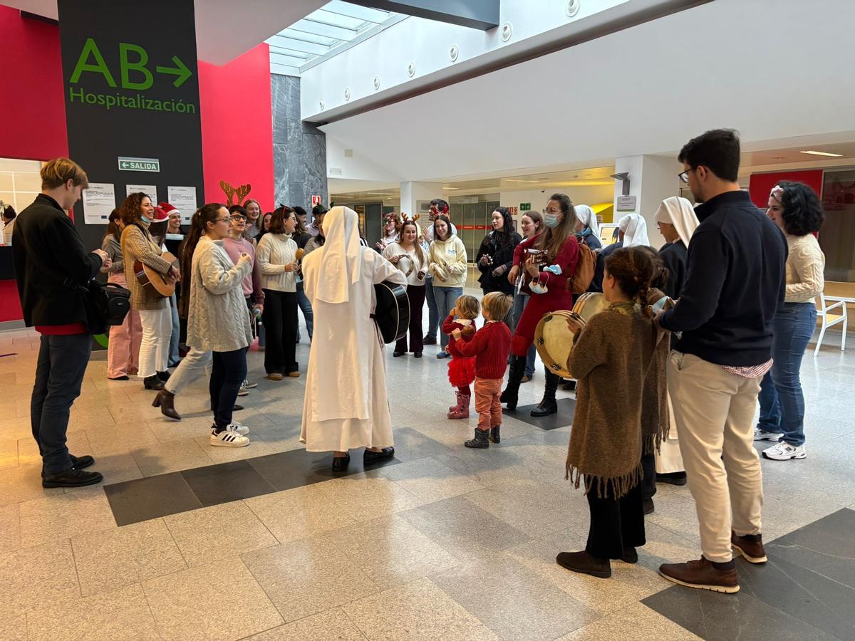 La Pastoral Universitaria de Oviedo llena de villancicos las habitaciones de HUCA
