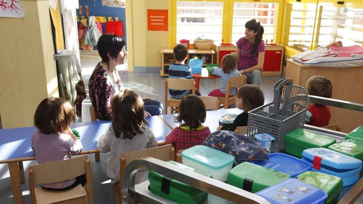 Niños merendando en una guardería.