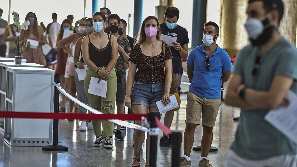 Los veinteañeros se empiezan a vacunar con la mirada puesta en la familia y amigos