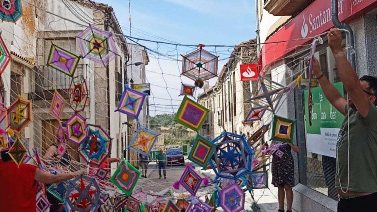 “La Mayuela” arranca su programa de verano con decoración callejera y una alfombra de Santiago Apóstol | L. F.