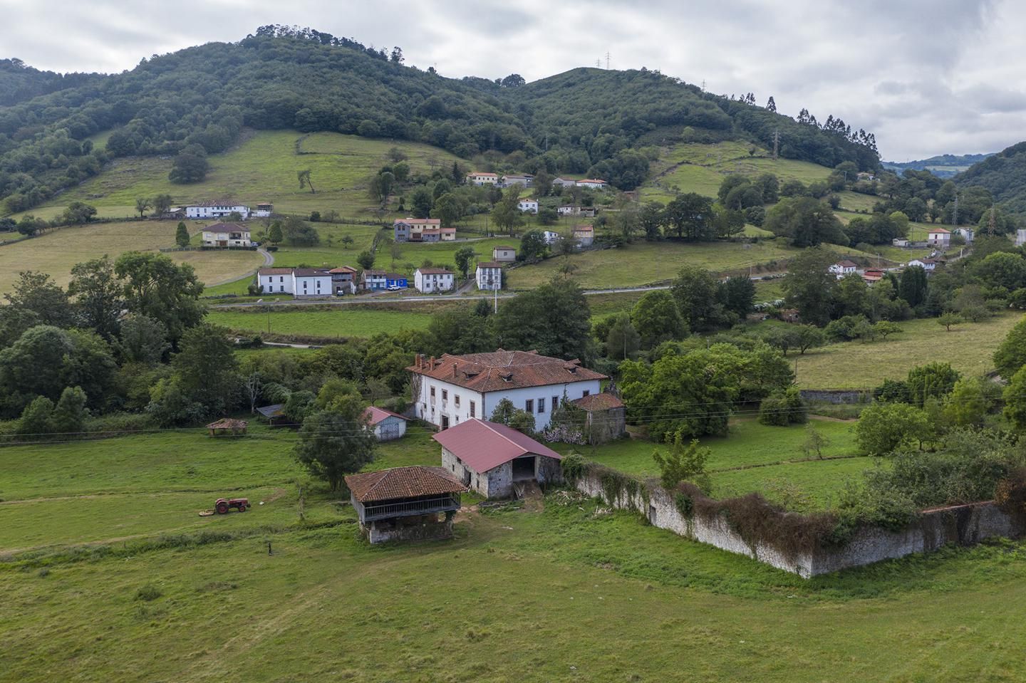 Así es palacio rural que se vende en Bayo (Grado)