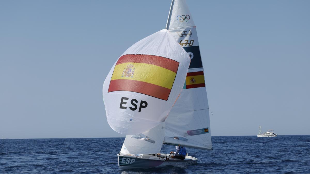 Jordi Xammar y Nora Brugman en la Medal Race de 470 mixto de los JJOO.