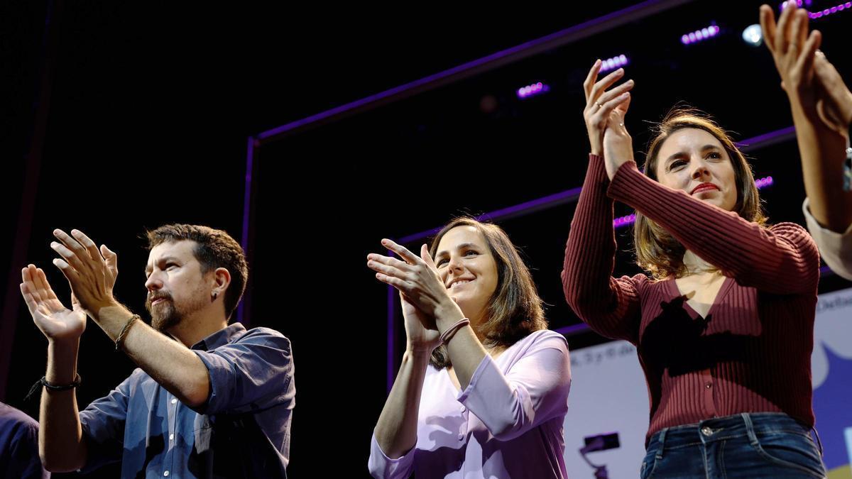 El exsecretario general de Podemos, Pablo Iglesias (i), la secretaria general de Podemos Ione Belarra (2i), e Irene Montero (d) en el Teatro Coliseum de Madrid.