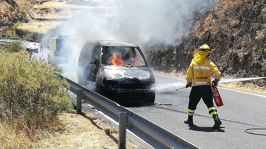 Arde una furgoneta en Artenara