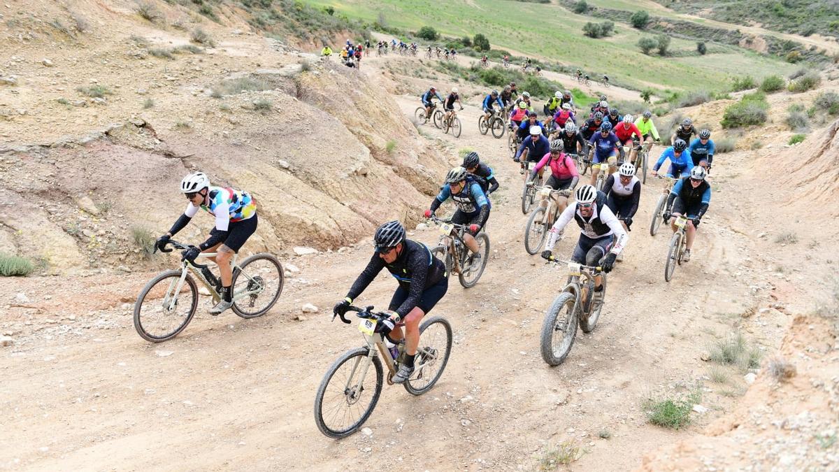 Las bicicletas gravel al frente del pelotón de la Orbea Monegros, el 27 de abril de 2024.