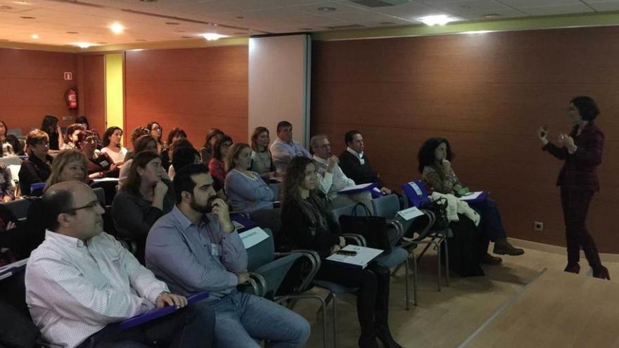 Zulema Gancedo, a la derecha, en las jornadas de enfermería del área VI, ayer, en el Hospital de Arriondas.