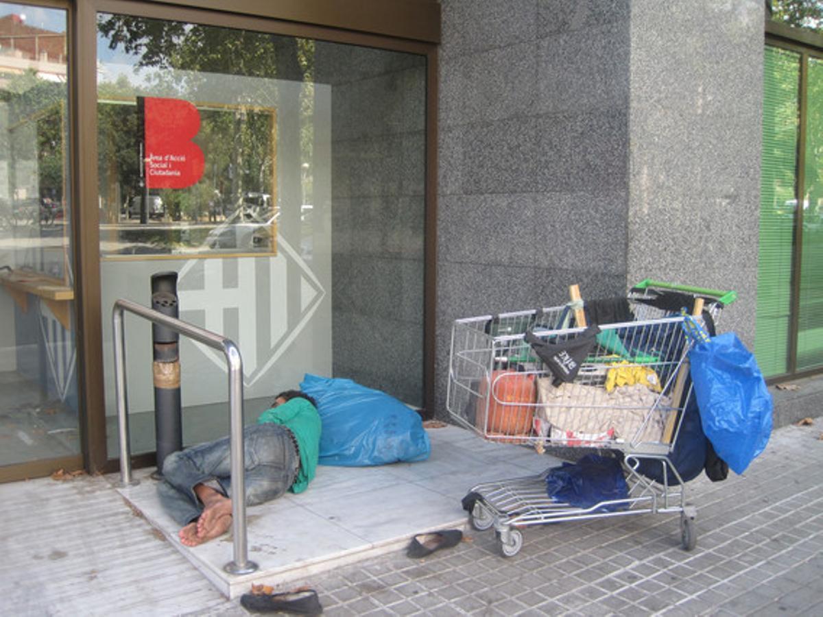 {Cobijo} amb ironia a la Diagonal.Per ironies de la vida, {jugarretas} del destí o per afinitats electives, resulta que l’antiga porta d’entrada de l’Àrea d’Acció Social i Ciutadana de l’Ajuntament de Barcelona, allà on la Diagonal perd el seu glamur i es torna grisa i obrera, serveix ara de {cobijo} per als sense sostre de la ciutat. Esperem que en la nova seu d’{ese} departament, al carrer de València, es puguin solucionar problemes com aquest, similars i pitjors.
