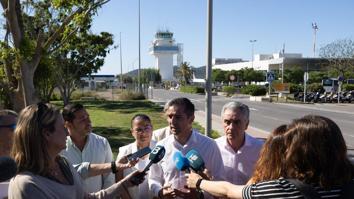 Toni Ramon durante la rueda de prensa celebrada frente a la terminal del aeropuerto.