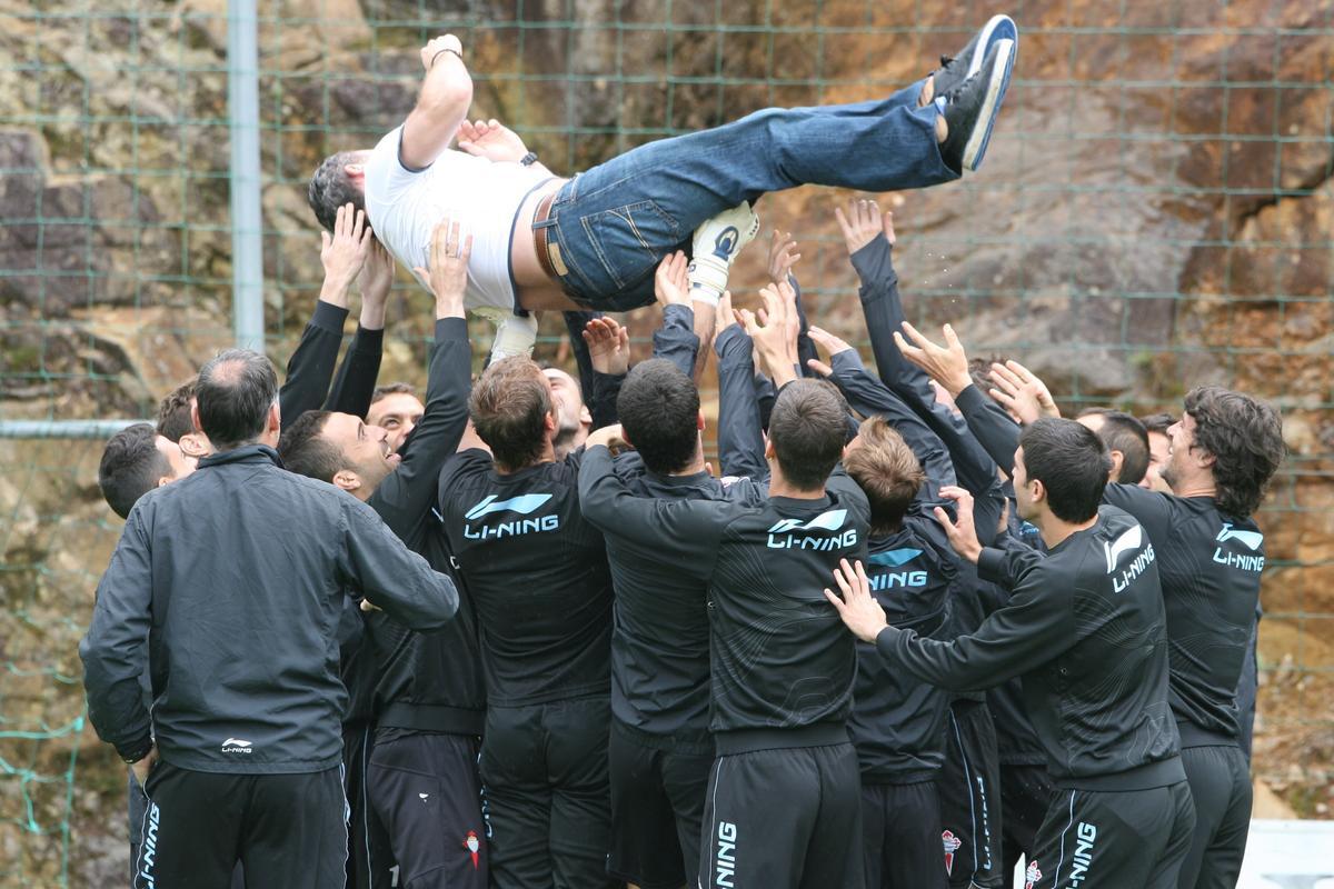 Manteado en A Madroa tras la victoria en la Eurocopa de 2012.