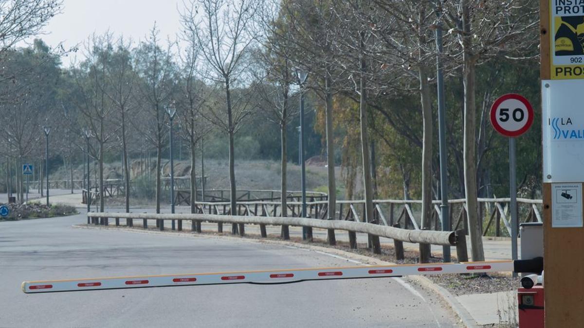 Acceso al interior del complejo de Isla de Valdecañas.