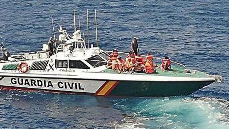 Sa Costera, patrullera de la Guardia Civil, sube a un grupo de pasajeros del &#039;Alatna&#039; a bordo.