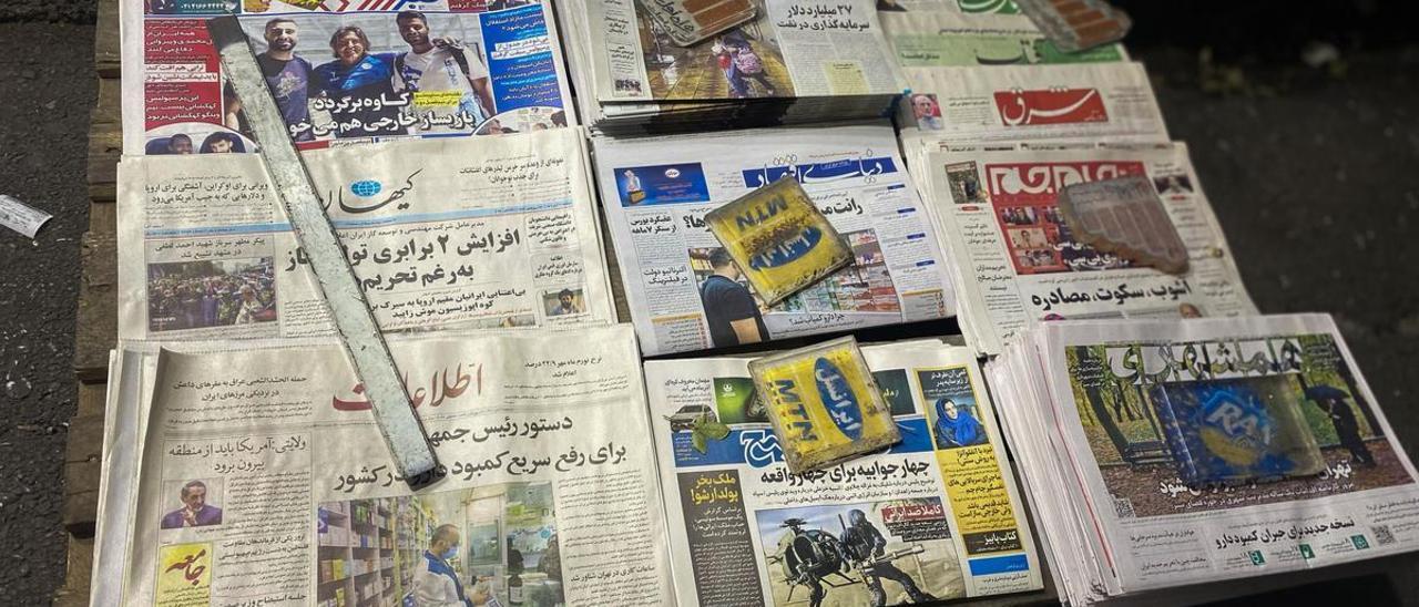 Periódicos en un quiosco de Teherán. Desde el inicio de las protestas se han ido cerrado los medios más críticos con el régimen quedando únicamente los afines.