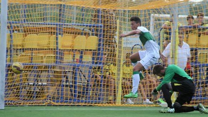 Adrián Molina supera al portero Josele Martínez en el 0-1.