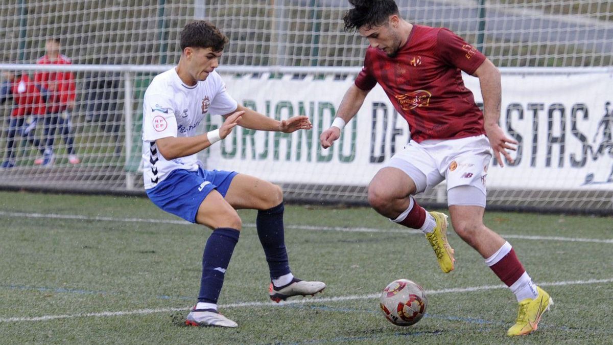 Rubén Vilela defiende ante un jugador del Estradense.