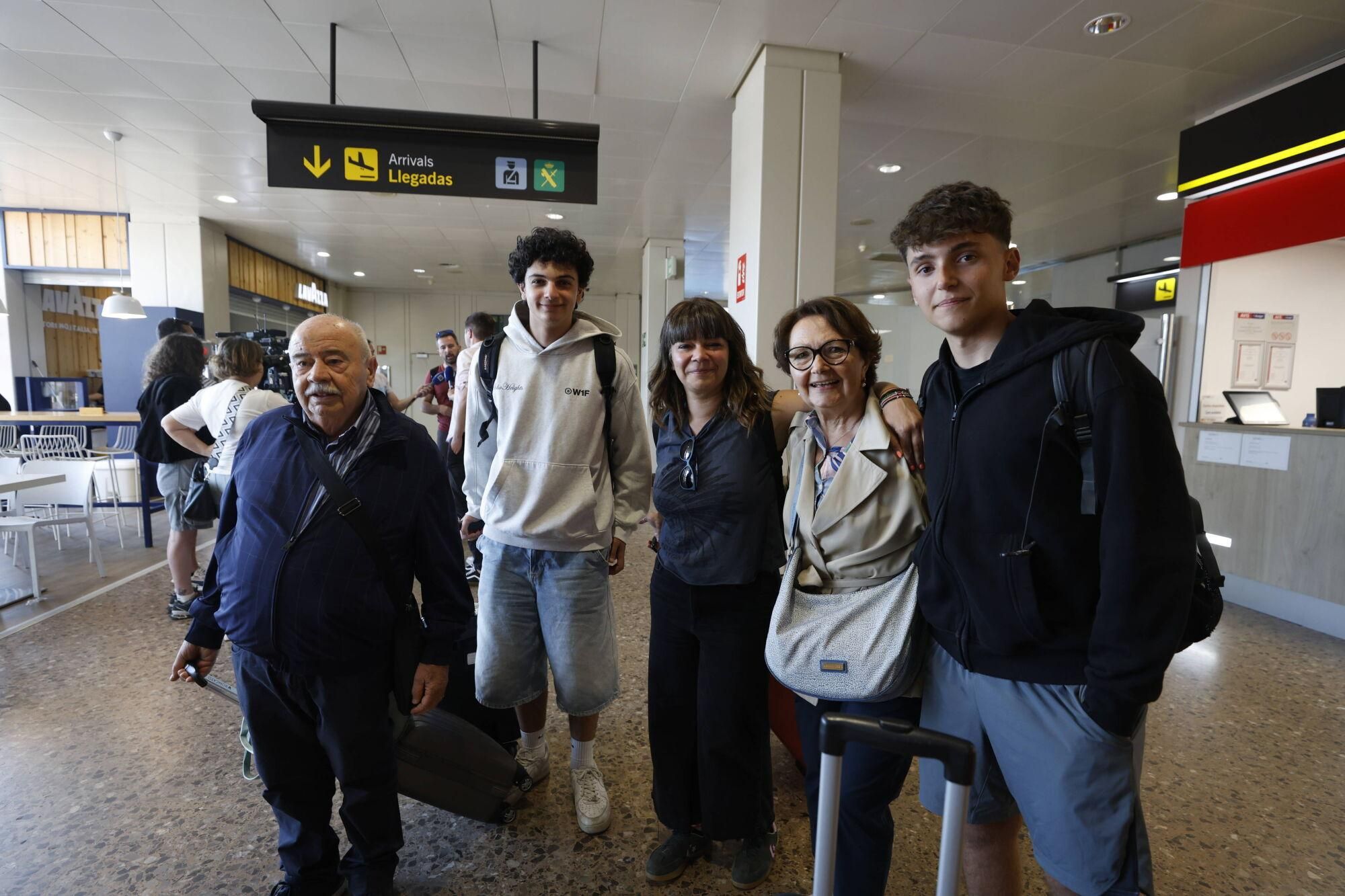 EN IMÁGENES: Llegada a Asturias del avión del Volotea que succionó a un hombre en el aeropuerto de Milán Bérgamo
