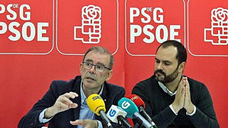 Manuel V. Faraldo, a la izquierda, y Bernardo Fernández, ayer en la rueda de prensa en la sede del partido.