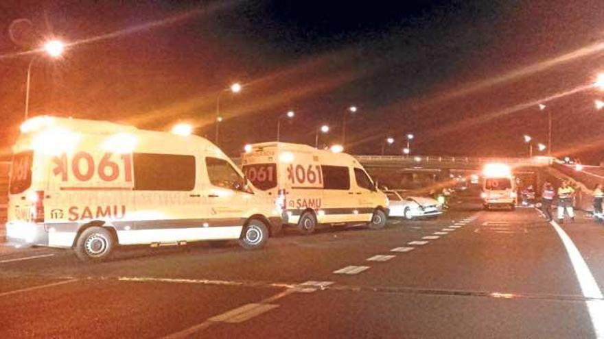 Varias ambulancias, ayer en la autovía del aeropuerto tras el choque de cinco vehículos.