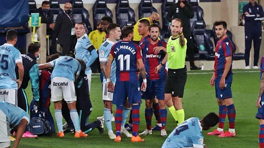 Los jugadores intentan hablar con el árbitro.  | LEVANTE-EMV