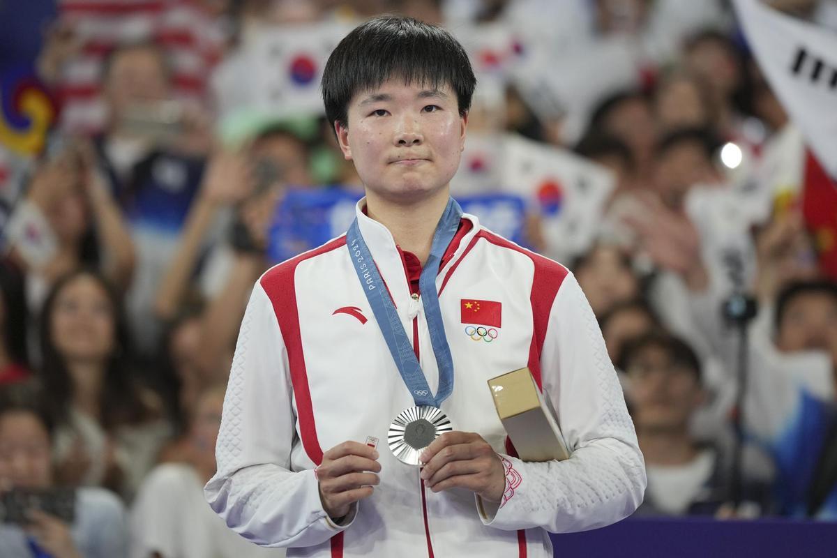 He Bingjiao posa con el pin español tras haber ganado la medalla de plata.