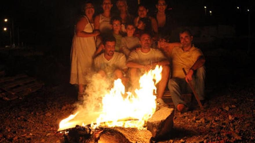Las tres mejicanas y su grupo de amigos, junto a su fuego. i LUIS DEL ROSARIO