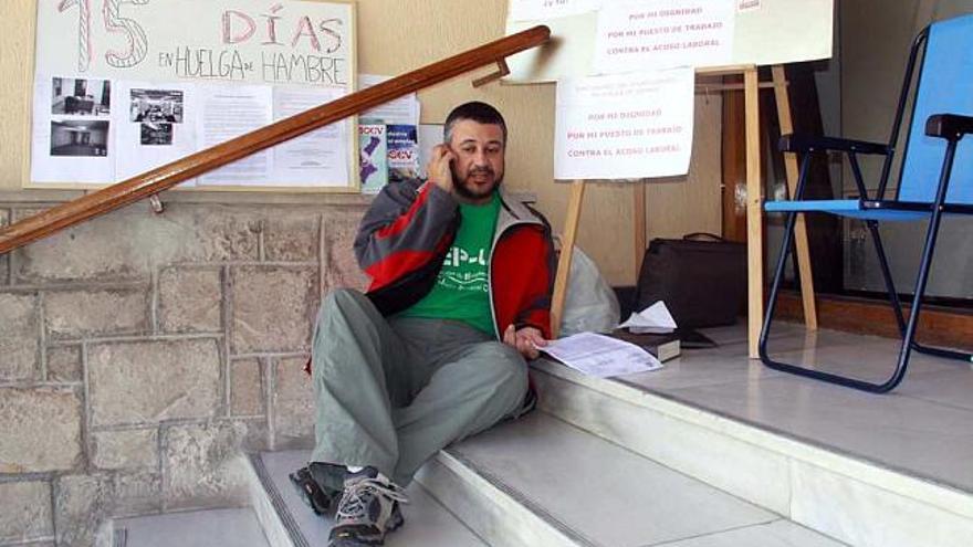 El trabajador permanece desde hace 15 días a las puertas del Ayuntamiento.