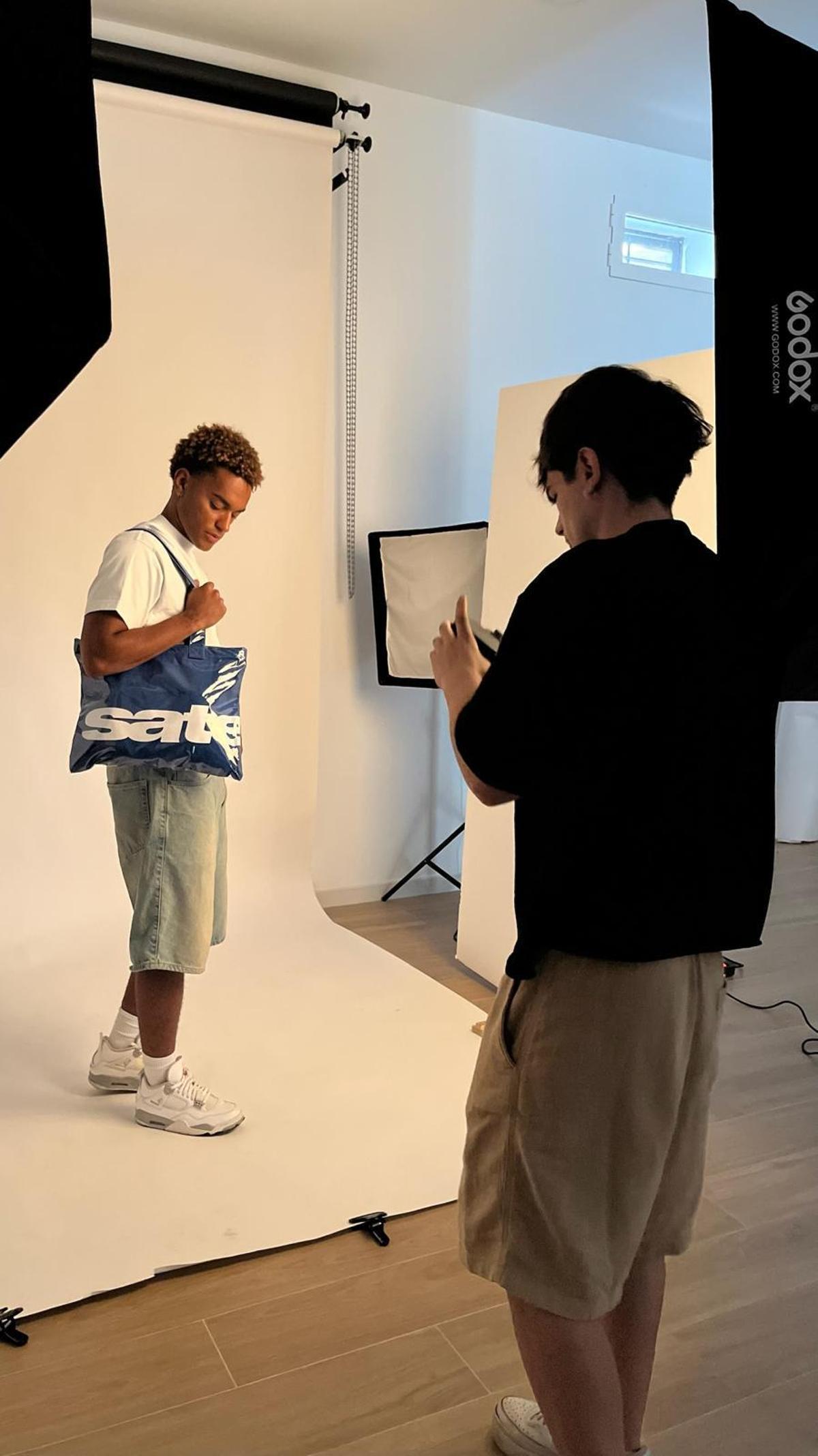 Durante una sesión fotográfica en el estudio de la marca.