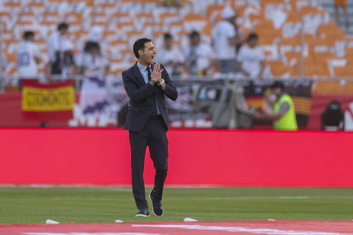 El equipo arbitral, en el paseo previo al partido por el estadio de La Cartuja