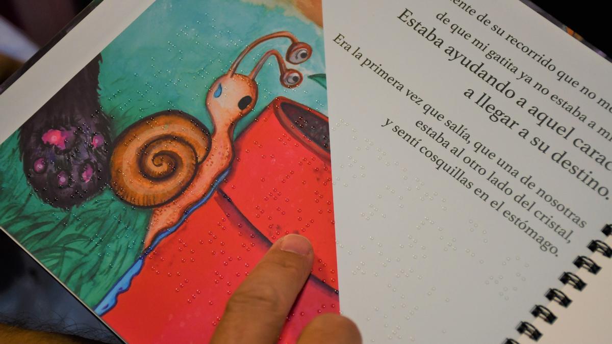 Detalle de un libro infantil en braille en la Biblioteca de La Orotava
