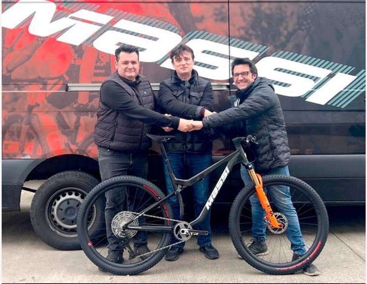 Els integrants de les dues parts celebren l'acord