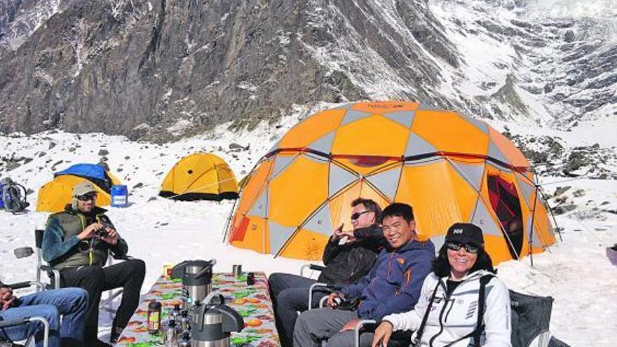 Rosa Fernández, a la derecha, en el campo base del Annapurna, con Mingma a su lado.