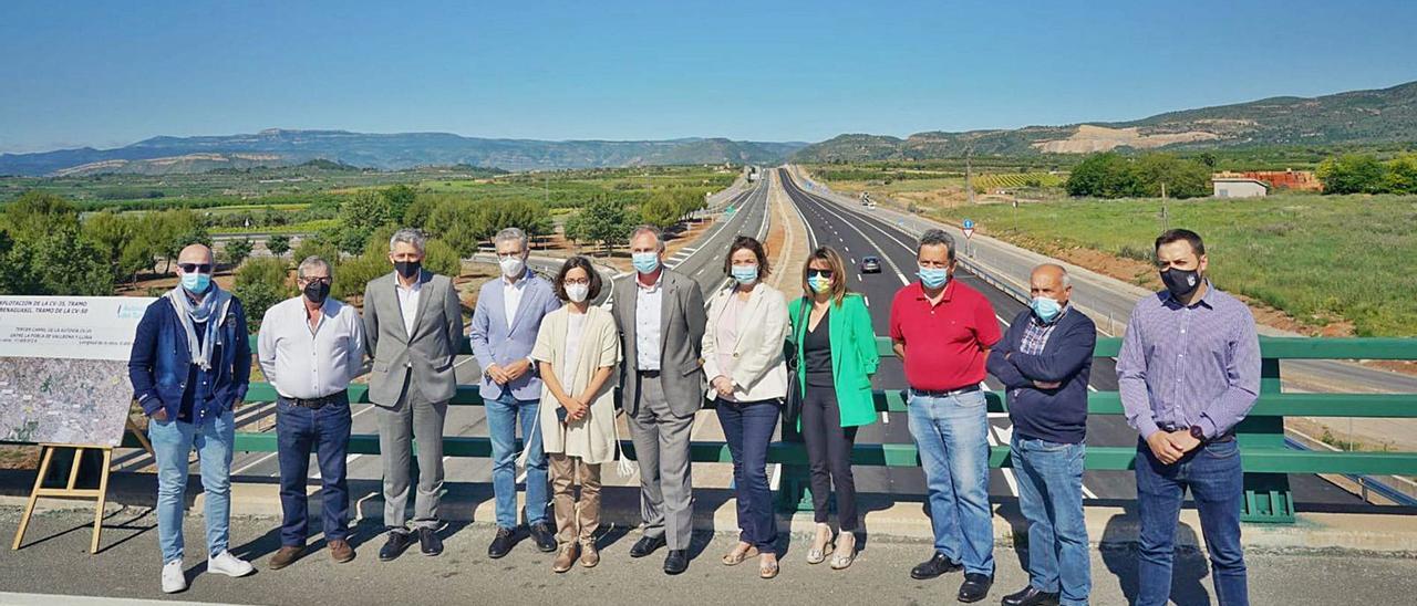 El conseller Arcadi España, junto a los alcaldes de los municipios colindantes con la CV-35. | LEVANTE-EMV