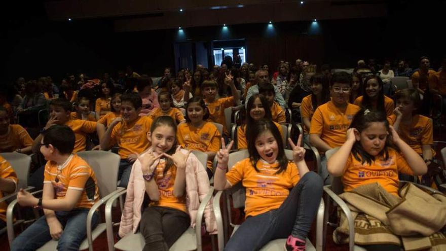 Los niños asistentes a la entrega de premios.